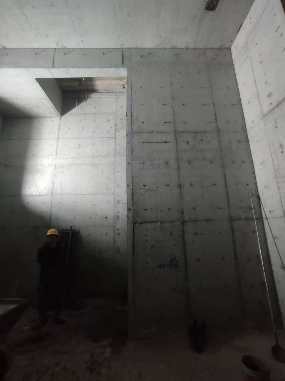 栾城墙上开槽钢筋断了有影响吗